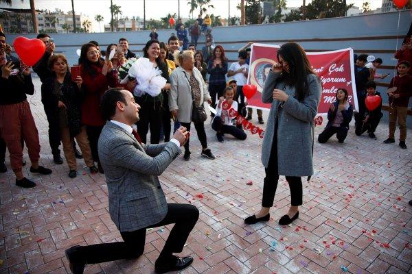Hatay'da gözaltında evlenme teklifi