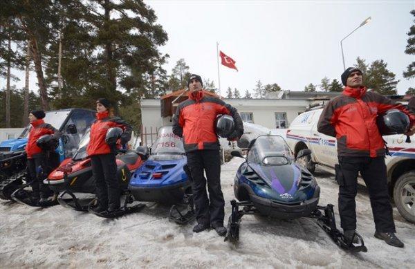 Mehmetçik kayak tutkunlarına da güven veriyor