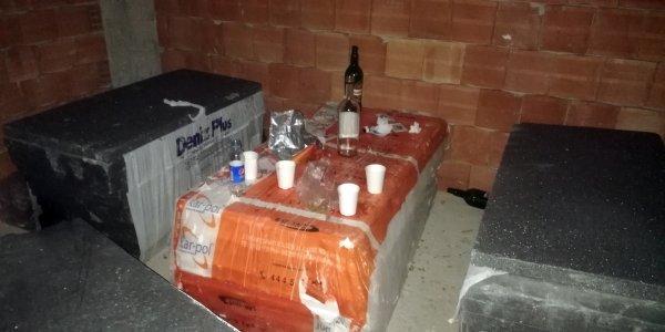 Önce alkol aldılar sonra dairelerin kablolarını çaldılar