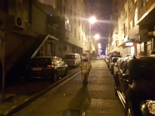 Mahalleli su kovalarıyla yangına müdahale etti