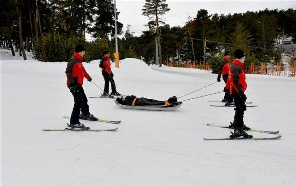 Mehmetçik kayak tutkunlarına da güven veriyor