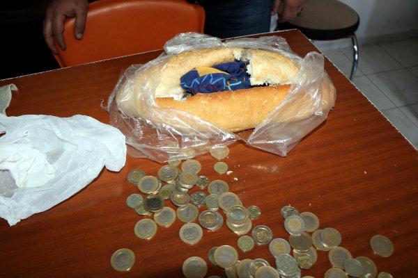 Dilendikleri parayı ekmek arasına sakladılar