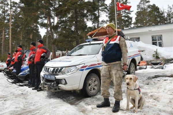 Mehmetçik kayak tutkunlarına da güven veriyor