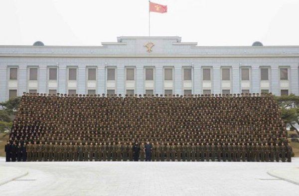 Kuzey Kore lideri Kim Jong askerlerle bir araya geldi