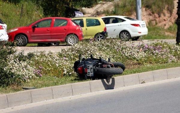 Motosiklet refüje çarptı, 17 yaşındaki genç öldü