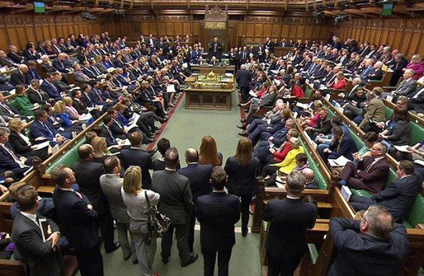 8 farklı Brexit önergesi kabul görmedi