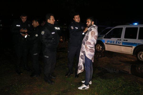 Adana'da virajı alamayan sürücü aracıyla göle düştü