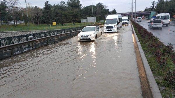 Köprü üzeri göle döndü, araçlar ilerleyemedi
