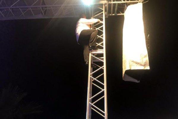 Bülent Serttaş sahne direğine tırmandı