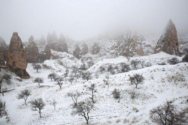 Baharda yağan kar Kapadokya'nın görüntüsünü değiştirdi