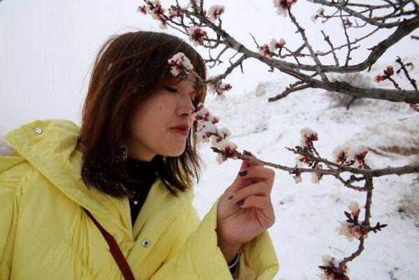 Baharda yağan kar Kapadokya'nın görüntüsünü değiştirdi