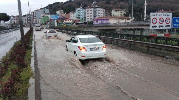 Köprü üzeri göle döndü, araçlar ilerleyemedi