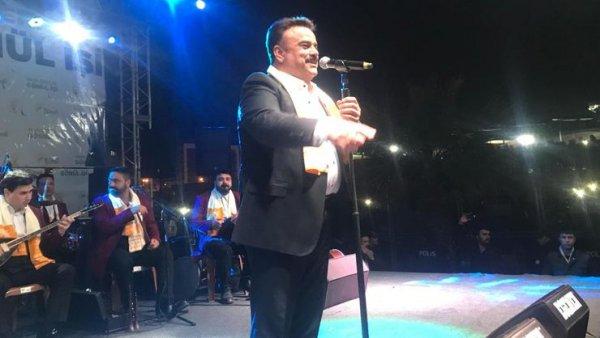 Bülent Serttaş sahne direğine tırmandı