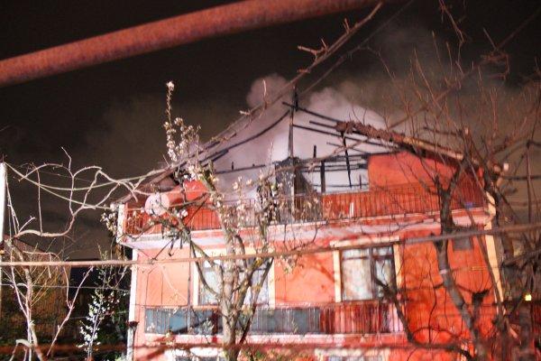 Kocaeli'de 3 katlı binada yangın