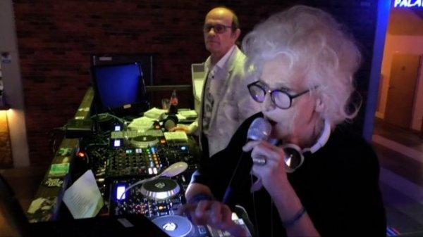 Polonya'da DJ'lik yapan 80'lik nine