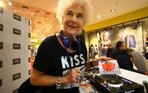 Polonya'da DJ'lik yapan 80'lik nine
