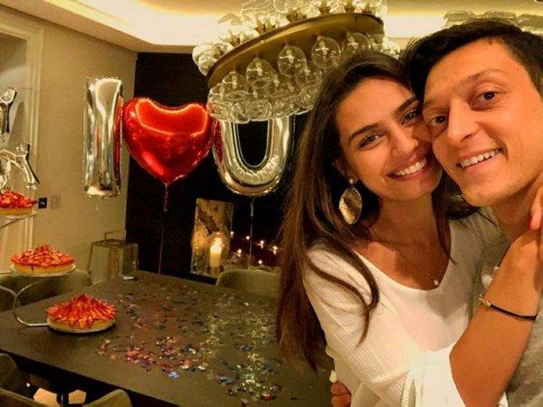 Mesut Özil ile Amine Gülşe Alman medyasının hedefinde