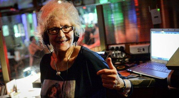 Polonya'da DJ'lik yapan 80'lik nine