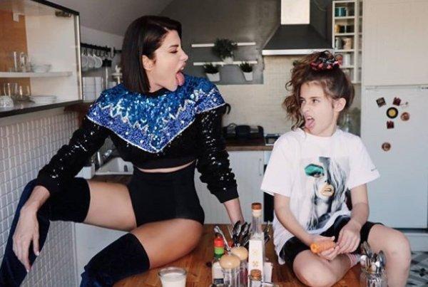 Deniz Akkaya kaslarını gösterdi