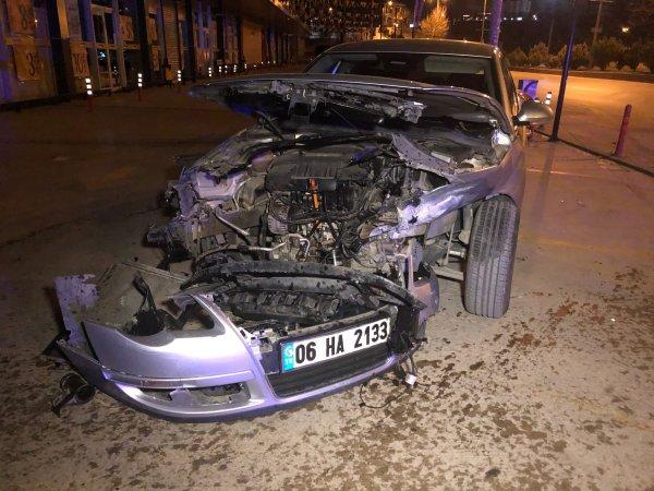 Alkollü sürücü, 3 araca ve ekmek büfesine çarptı