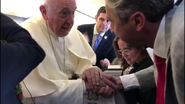 Papa'nın elini havada bırakan gazeteci