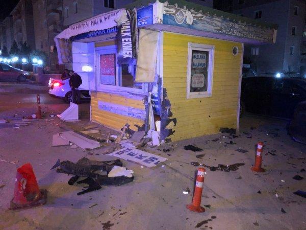 Alkollü sürücü, 3 araca ve ekmek büfesine çarptı