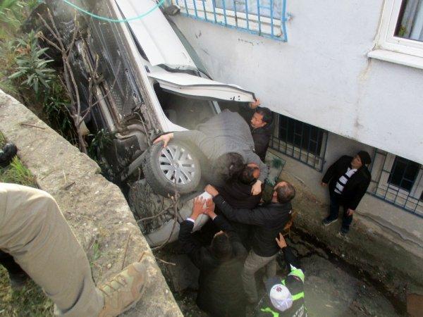 Apartmanın boşluğuna düştü, alev aldı