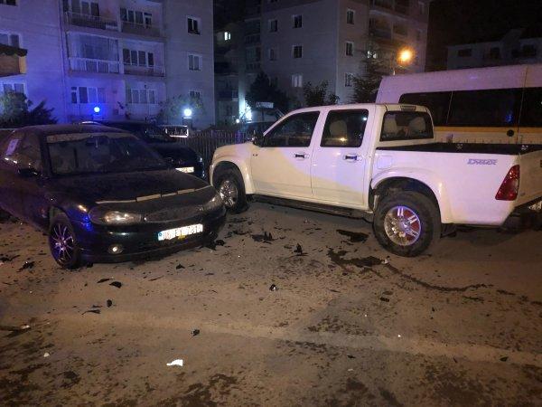 Alkollü sürücü, 3 araca ve ekmek büfesine çarptı