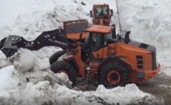 Köy yoluna çığ düştü, oy vermeye gidenler mahsur kaldı