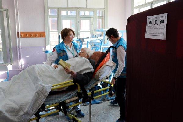 Kırklareli'de bir kadın oyunu sedye üzerinde kullandı