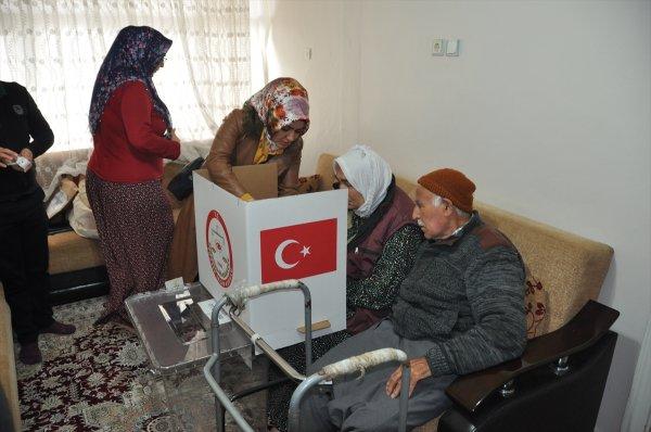 Hastalığı olanlar için seyyar sandık uygulaması