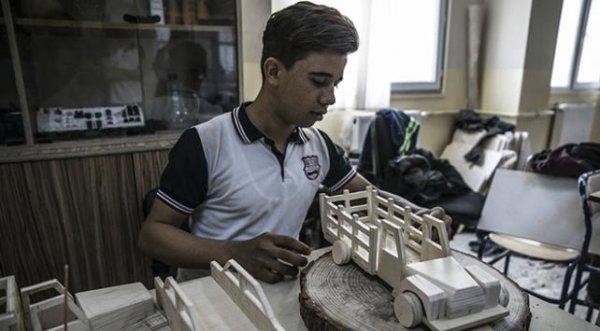 Atık tahtalardan ihtiyaç sahibi çocuklara oyuncak