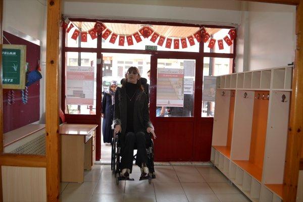 Seçim günü dünyanın en uzun genç kızı dikkat çekti