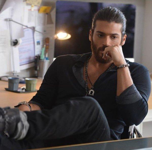 Can Yaman 'bardak fırlatma' cezasını ödemeyecek