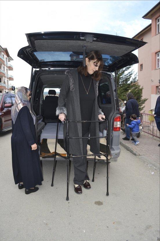 Seçim günü dünyanın en uzun genç kızı dikkat çekti