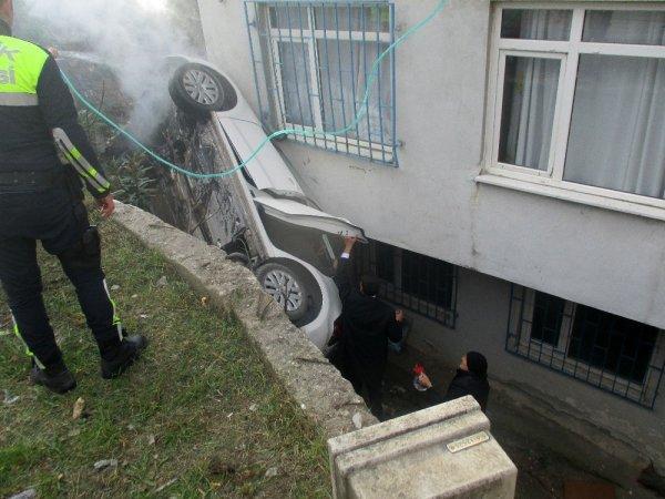 Apartmanın boşluğuna düştü, alev aldı