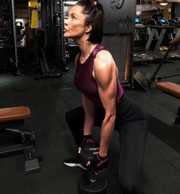 Deniz Akkaya kaslarını gösterdi