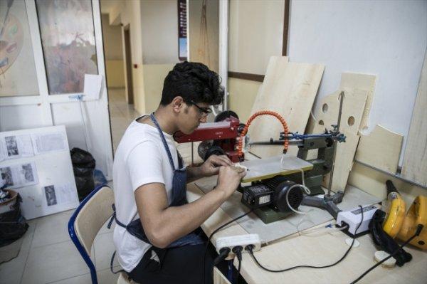 Atık tahtalardan ihtiyaç sahibi çocuklara oyuncak