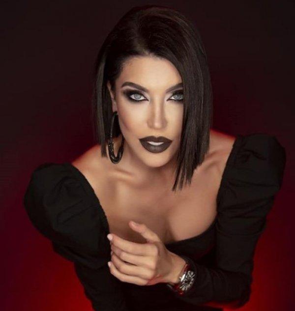 Deniz Akkaya kaslarını gösterdi