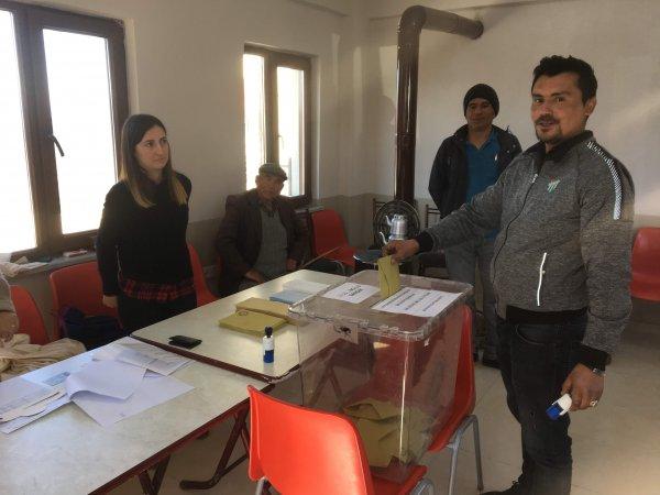 10 haneli köyde 3 muhtar adayı yarıştı