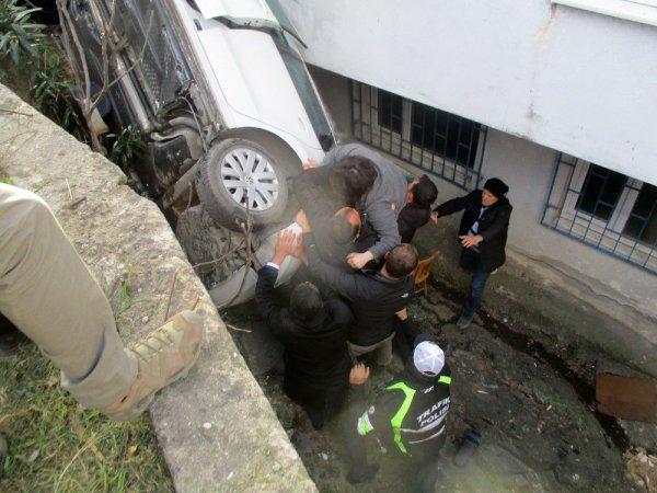 Apartmanın boşluğuna düştü, alev aldı