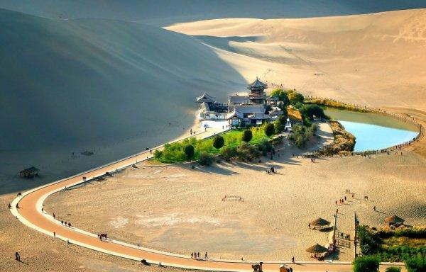 Photoshop değil: Çöl ortasında hilal gölü