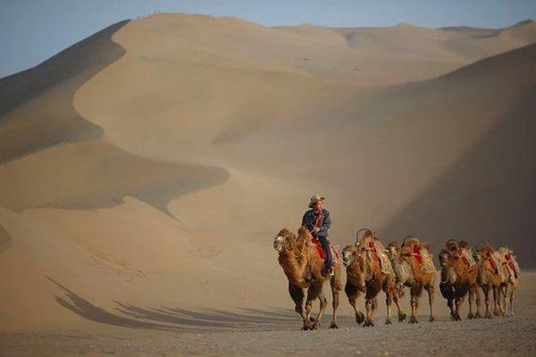 Photoshop değil: Çöl ortasında hilal gölü