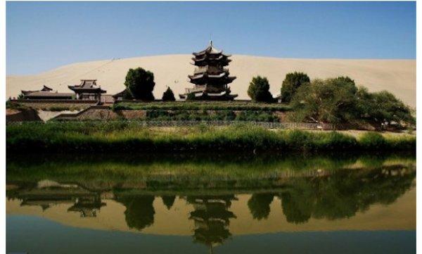 Photoshop değil: Çöl ortasında hilal gölü