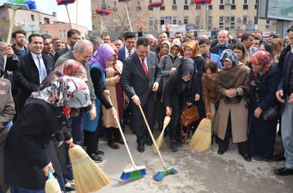 Başkan seçildi, ilk işi makam koltuğunu yakmak oldu