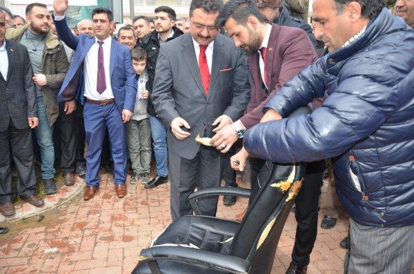 Başkan seçildi, ilk işi makam koltuğunu yakmak oldu