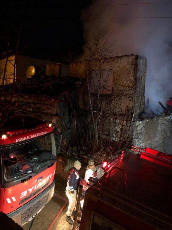 Yaşlı çift yangında hayatını kaybetti