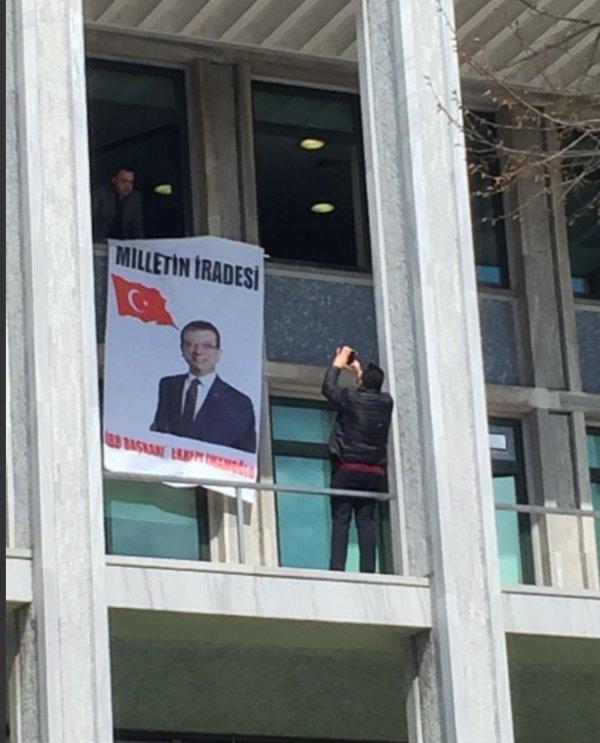 İBB binasına İmamoğlu pankartı asıldı