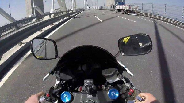 Motosikletli maganda tek tekerle köprüyü geçti