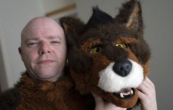 Kendini insan gibi hissetmeyen adam, köpek gibi yaşıyor